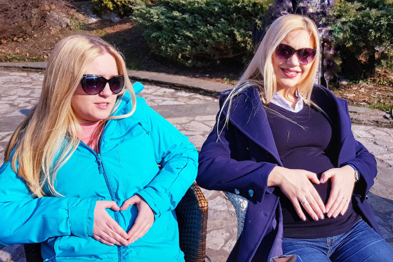 Tomber enceinte en même temps que sa sœur ou sa meilleure amie : Top ou Flop ?
