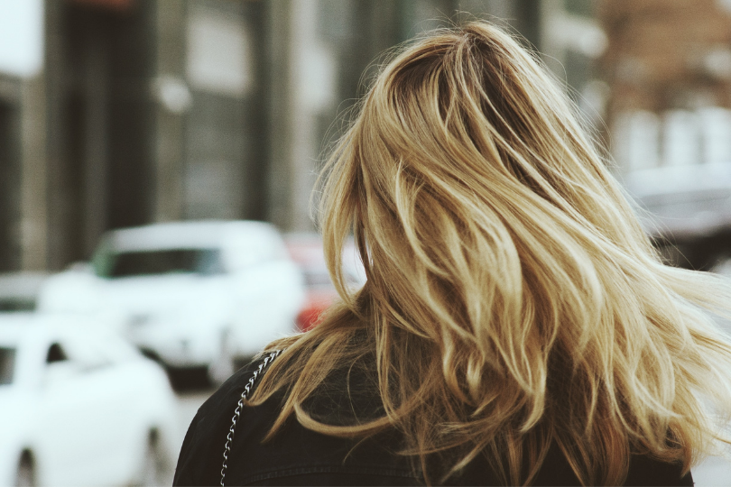 Hair mist pour mamans : la brume cheveux détrône le parfum