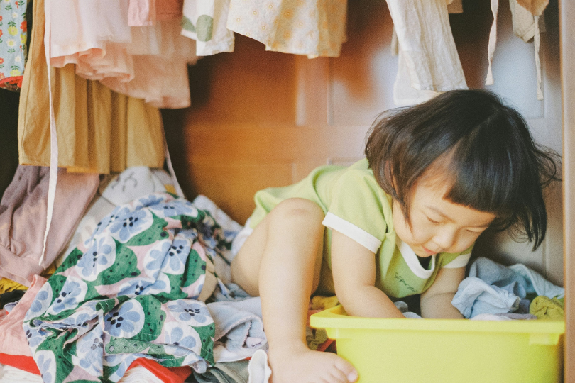 Mon enfant refuse les vêtements le matin : que faire quand s’habiller devient une bataille ?