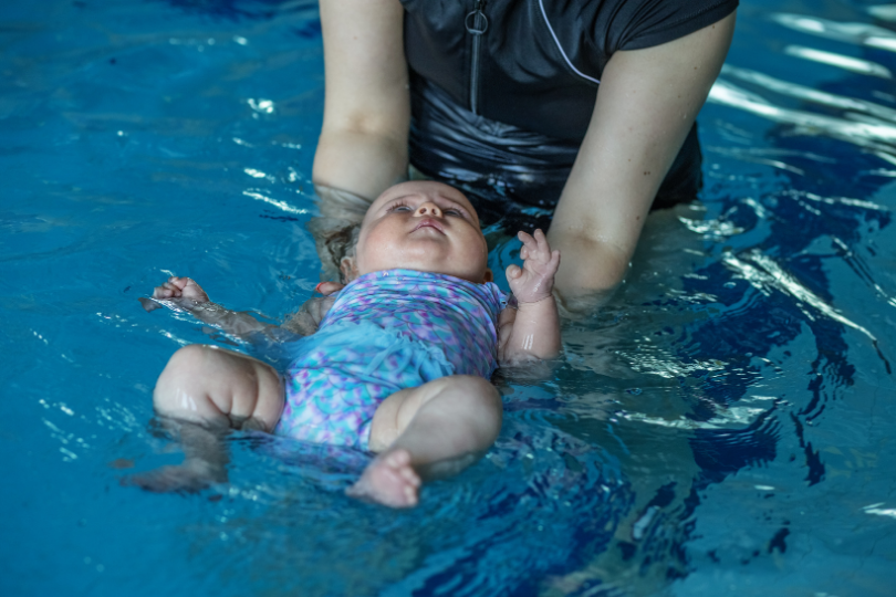 Bébé nageur à Paris : 5 adresses incontournables pour se jeter à l’eau