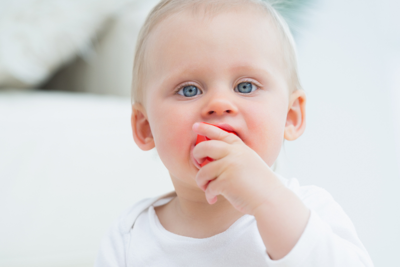 Pourquoi bébé met tout à la bouche ? Les explications de l’expert