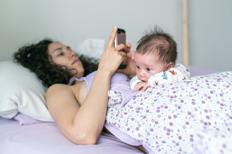Mon enfant regarde mon téléphone : est-ce déjà du temps d’écran ?