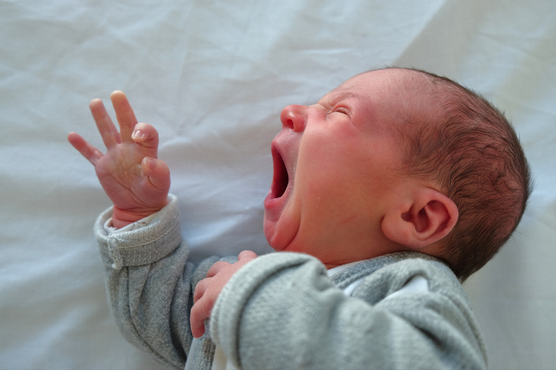 Bébé se réveille dès que maman se lève : comment l’aider à accepter la séparation ?