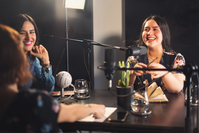 Nos meilleurs podcasts de parentalité en 2026 : ces voix qui soutiennent les parents