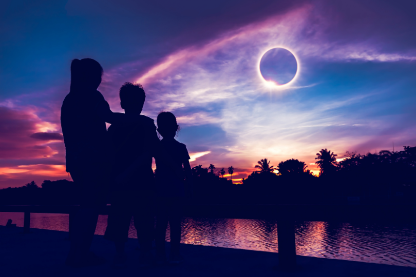 Éclipse solaire du 12 août 2026 : le guide pour l’observer avec les enfants
