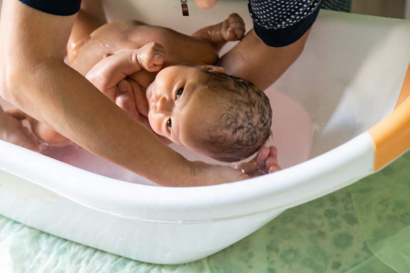 Le « bain de 18 heures » : pourquoi avancer le bain peut sauver certaines soirées