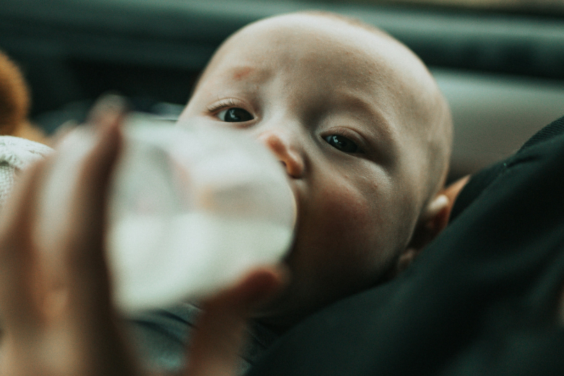 Ivresse de lait chez le bébé : décodage d’un phénomène fascinant