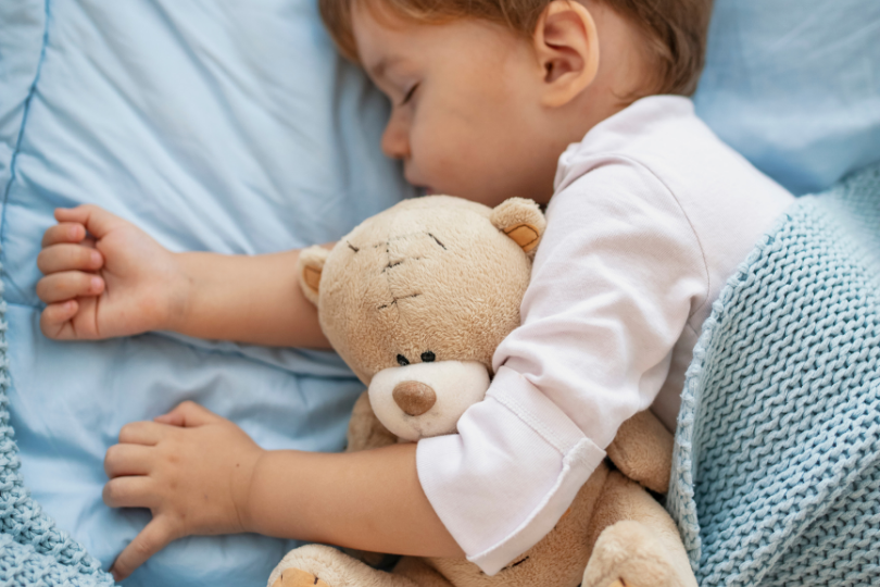Sommeil de l’enfant de 4 ans : comprendre les réveils nocturnes pour enfin dormir