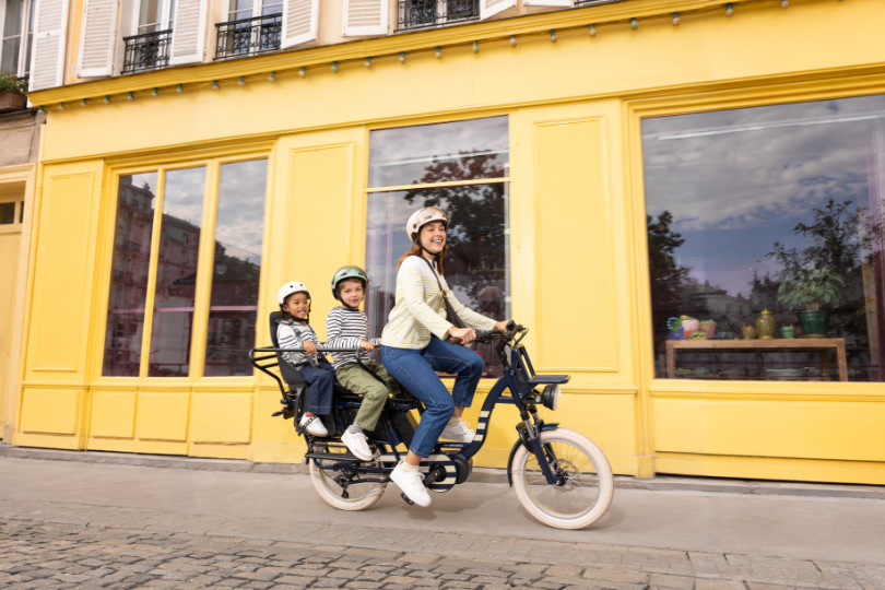Le vélo cargo marinière Gaya x Petit Bateau : le nouveau graal des mamans urbaines