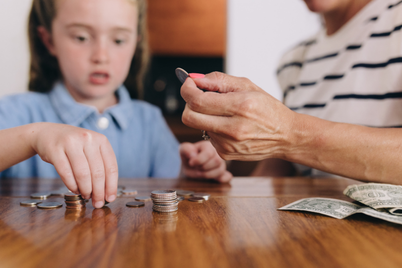 À quel âge donner de l’argent de poche à son enfant ? L’enquête et les repères essentiels