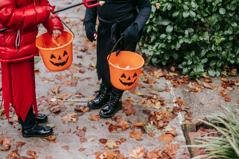 Halloween sans bonbons : faut-il vraiment limiter le sucre pour nos enfants ?
