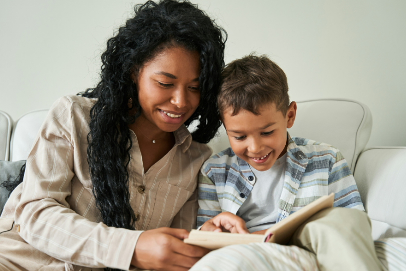 Parent et enfant lisant un livre ensemble pour développer le goût de la lecture