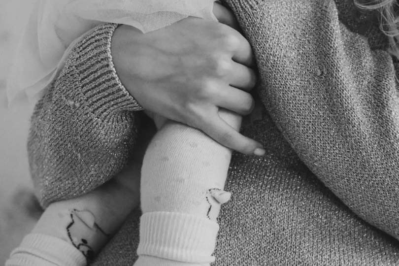 Dans les bras de maman, les hormones du stress de bébé chutent de 74 %