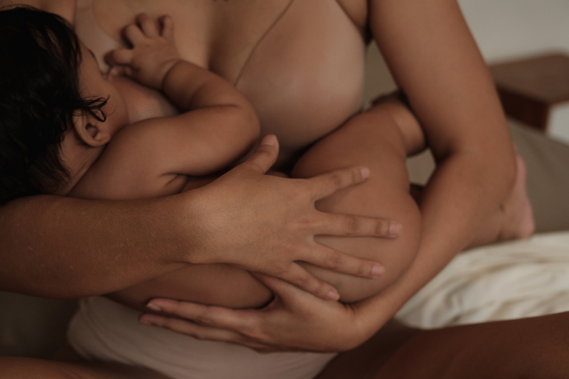 Post-partum en 2026 : pourquoi la société exige-t-elle encore un retour à la normale express ?