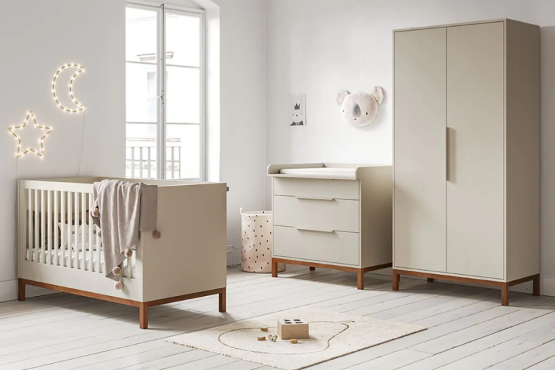 Chambre bébé complète : comment choisir le lit, la commode et l’armoire ?
